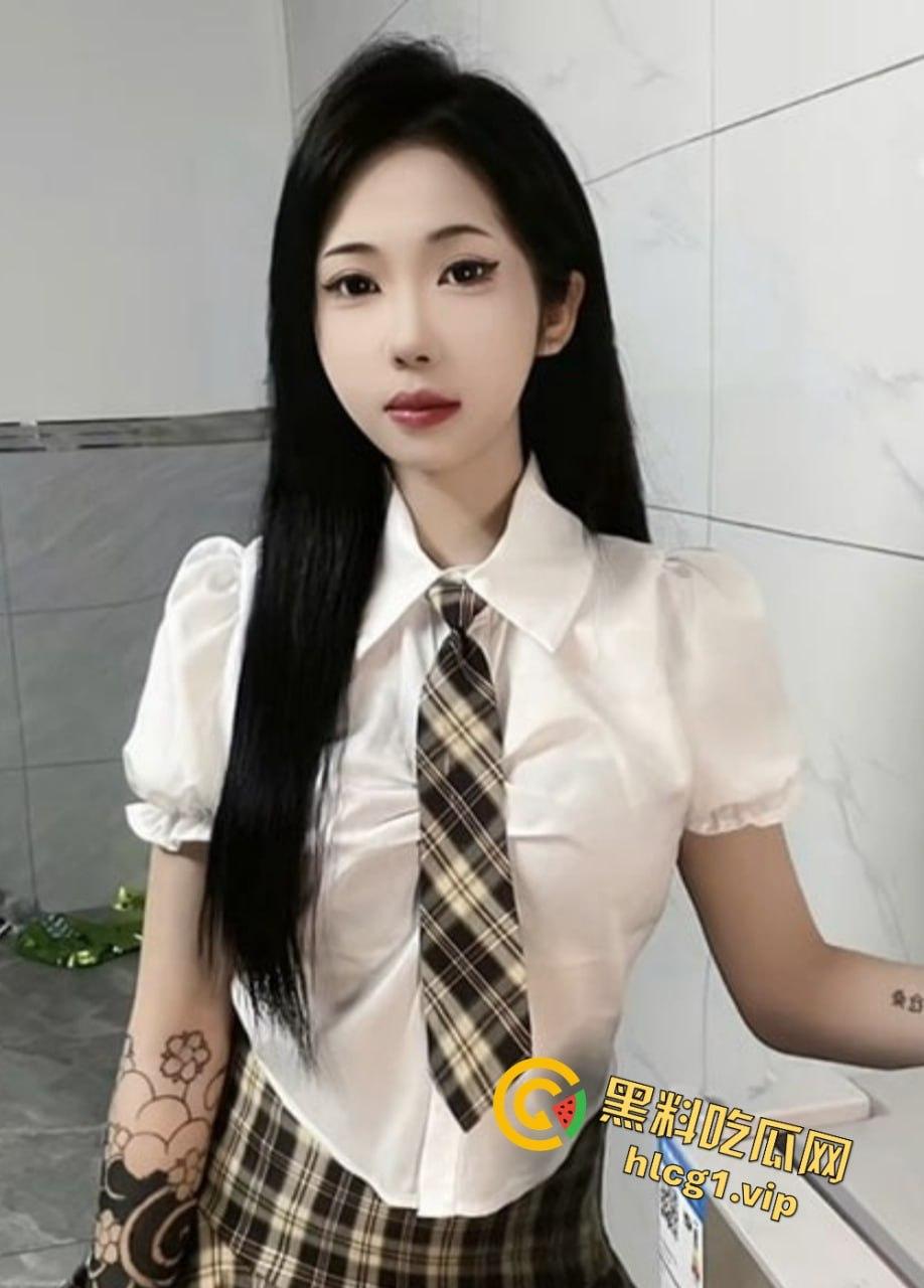 快手PK战惊现劲爆一幕!『万重山』力压『高冷小美』,惩罚环节竟然蕾丝内裤微露逼毛-8