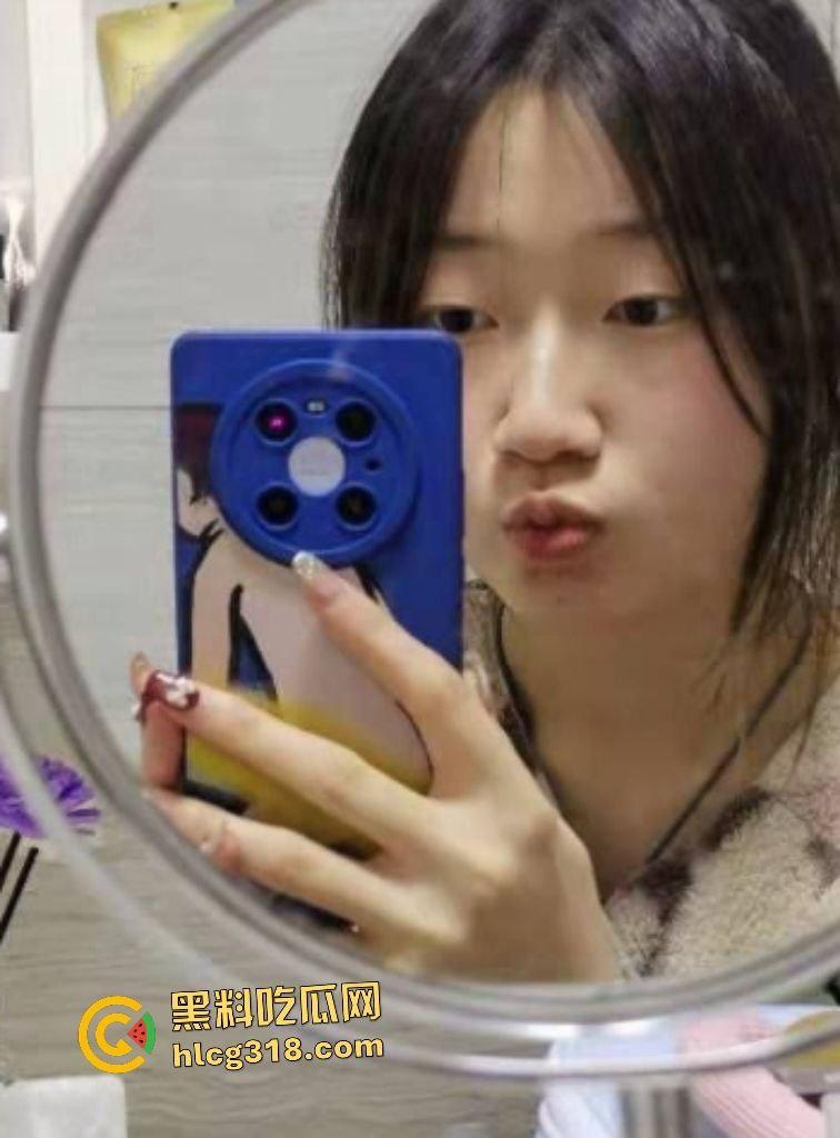 护士大学生毕业没住处去酒店给保安大叔足交！谁知这脚有黄皮茧，怎么足交大叔都硬不起来！-1