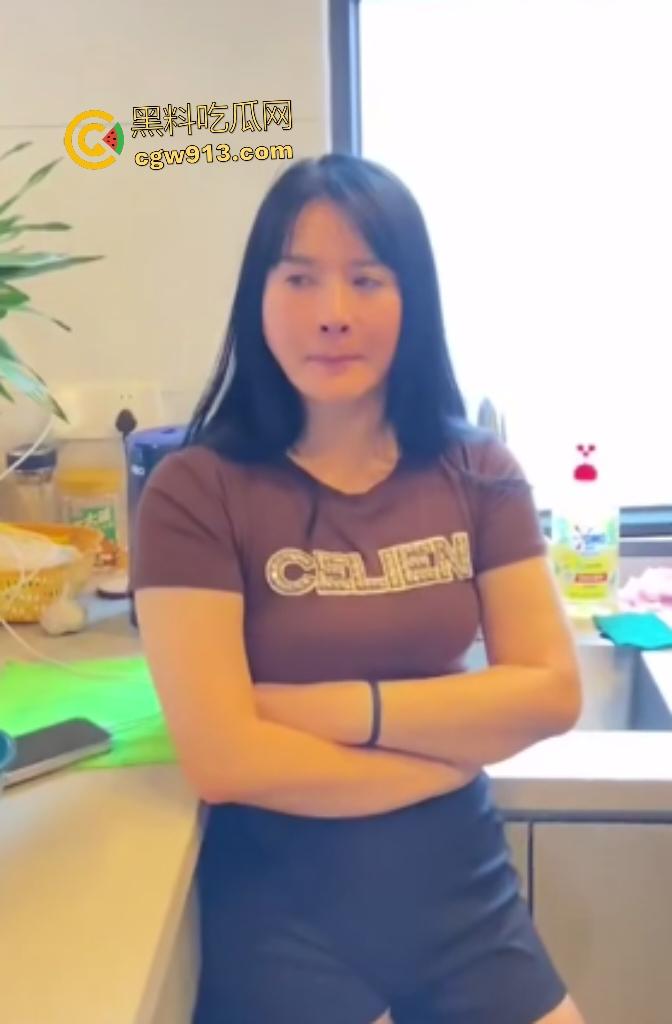 水性杨花荡妇翻车!88年出轨姐包养男模,床上勾搭小鲜肉被抓包,男模直接告发给原配,光头老公直接哭死!-2