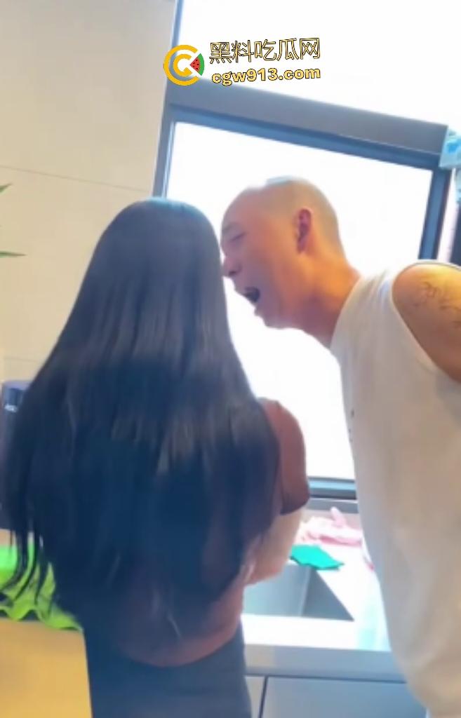 水性杨花荡妇翻车!88年出轨姐包养男模,床上勾搭小鲜肉被抓包,男模直接告发给原配,光头老公直接哭死!-5