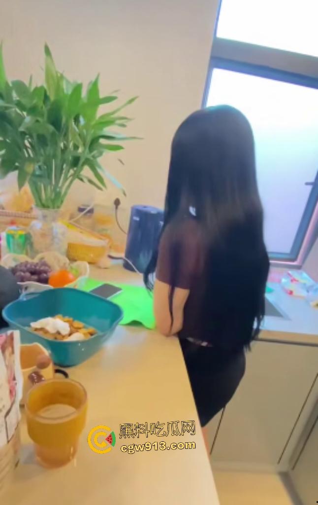 水性杨花荡妇翻车!88年出轨姐包养男模,床上勾搭小鲜肉被抓包,男模直接告发给原配,光头老公直接哭死!-7