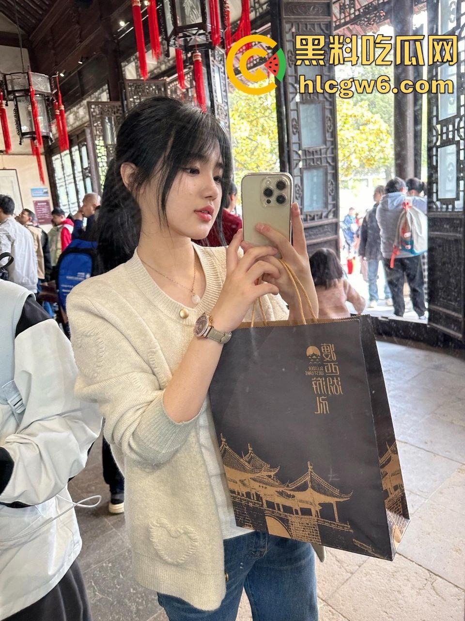 华南理工大学大一反差学妹【黎果果】巨乳黑肥大鲍鱼,阴毛旺盛性欲极强性爱视频遭到曝光。-53