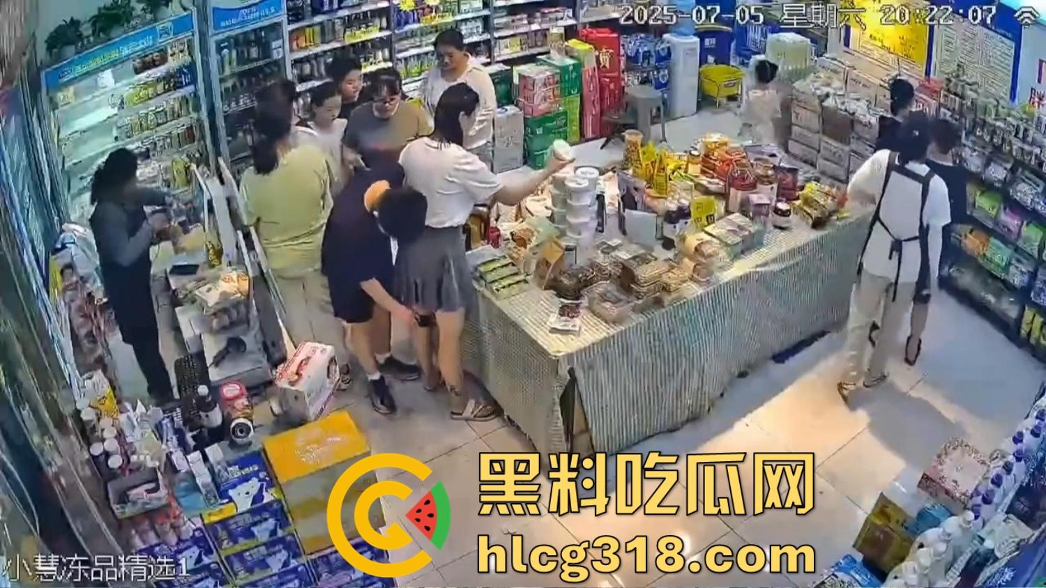 炎炎夏日成了偷拍狗的天堂,地铁公交全是猥亵逼,姑娘们裙子越短,偷拍狗越狂!-2