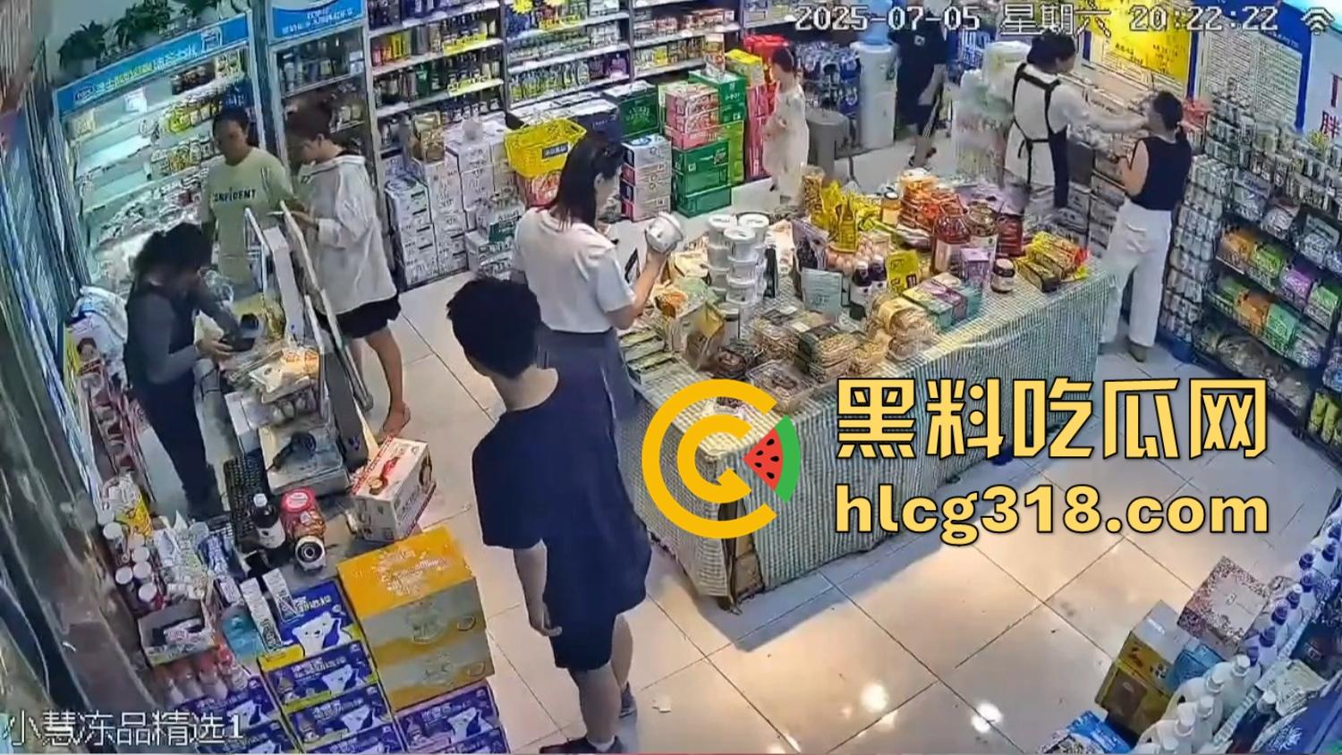 炎炎夏日成了偷拍狗的天堂,地铁公交全是猥亵逼,姑娘们裙子越短,偷拍狗越狂!-4