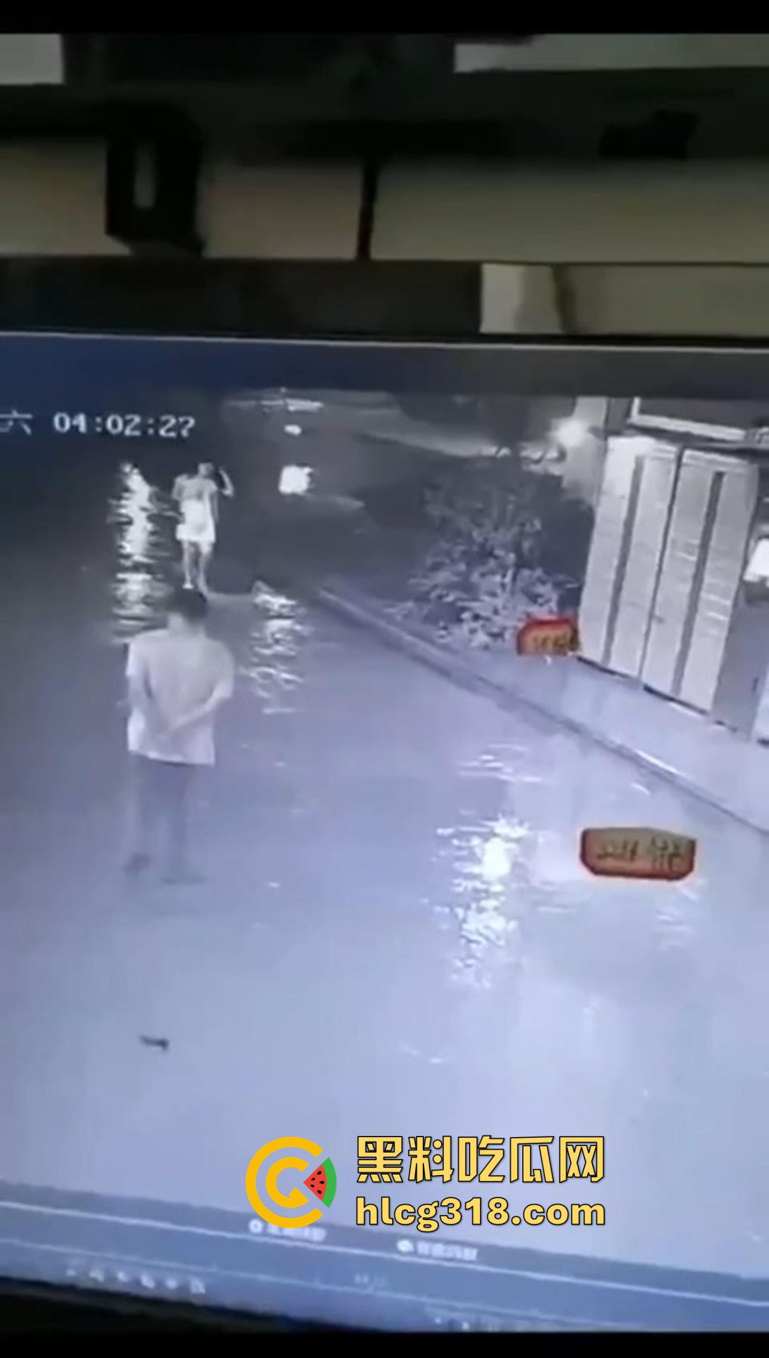 炎炎夏日成了偷拍狗的天堂,地铁公交全是猥亵逼,姑娘们裙子越短,偷拍狗越狂!-7