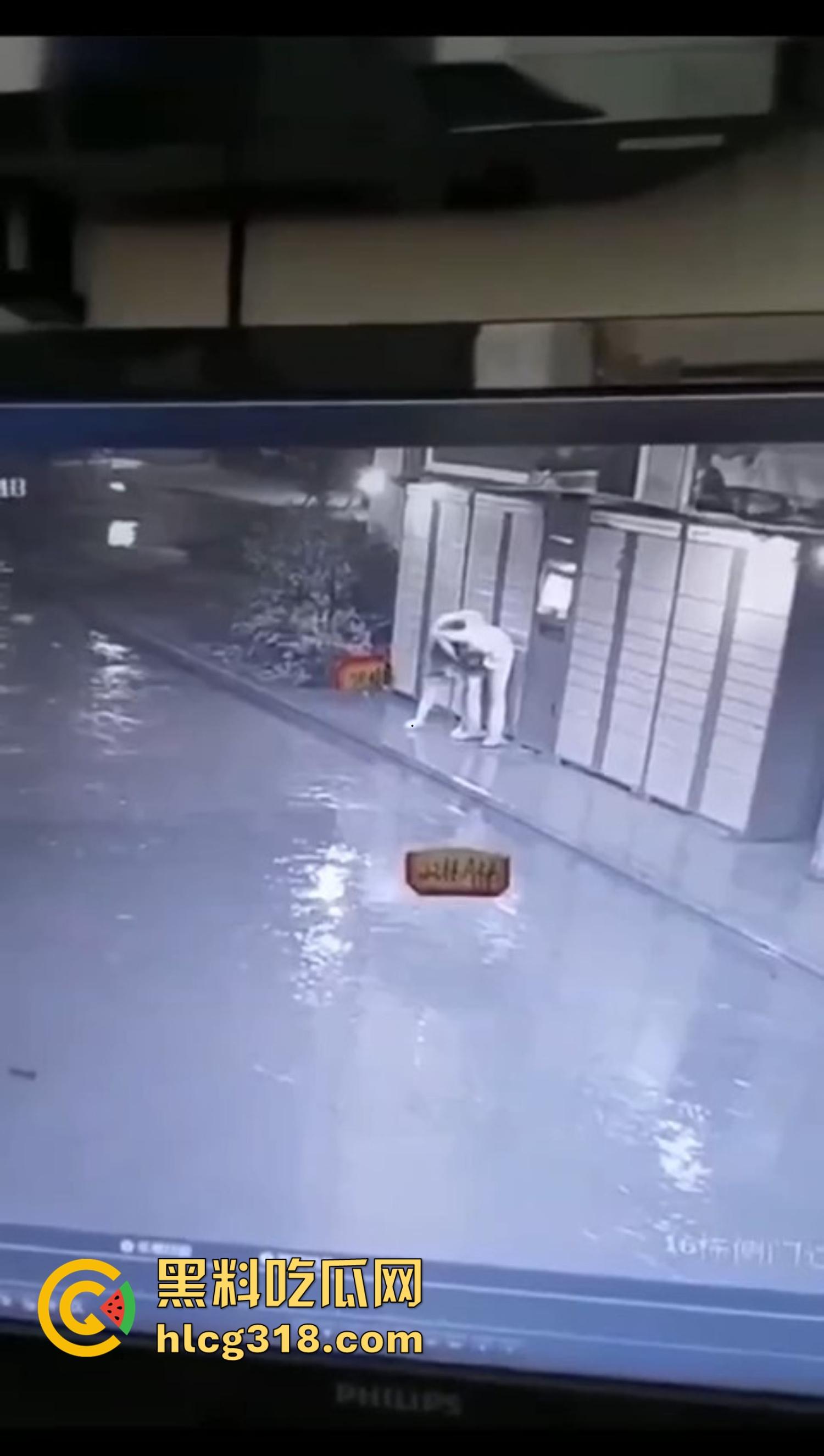 炎炎夏日成了偷拍狗的天堂,地铁公交全是猥亵逼,姑娘们裙子越短,偷拍狗越狂!-9