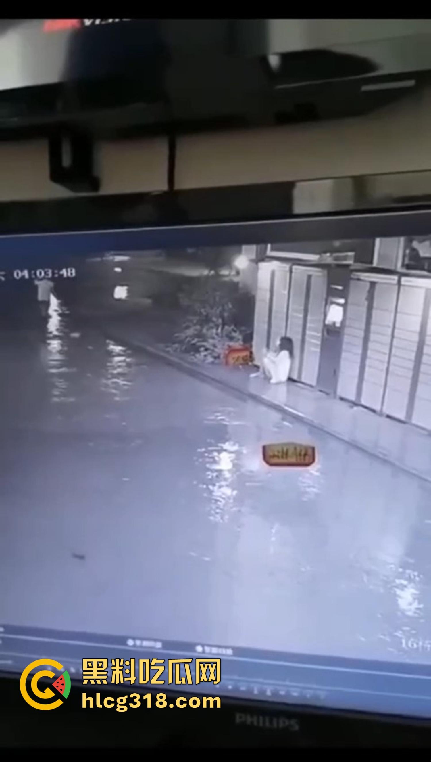 炎炎夏日成了偷拍狗的天堂,地铁公交全是猥亵逼,姑娘们裙子越短,偷拍狗越狂!-10