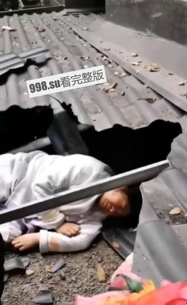 痛心! 11.24中午,四川绵阳,桃花岛,网传一夫妻吵架,男子把孩子隔窗扔了下去,女子随后跳楼-2