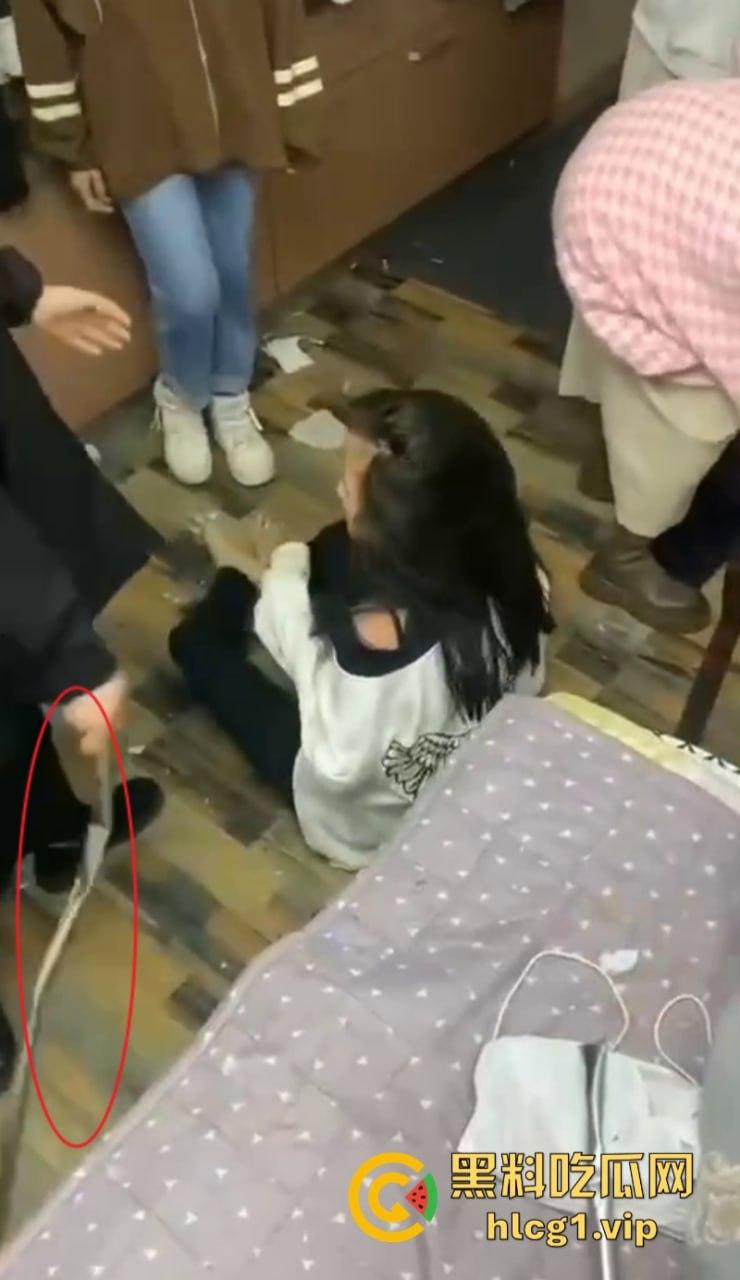 齐齐哈尔市甘南县16岁少女 【李鑫蕊】 遇围殴霸凌 用棍子打脸砸头 霸凌事件啥时候能停止啊!-5