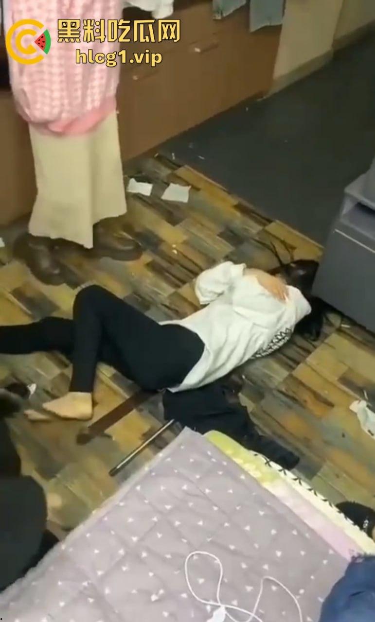 齐齐哈尔市甘南县16岁少女 【李鑫蕊】 遇围殴霸凌 用棍子打脸砸头 霸凌事件啥时候能停止啊!-7