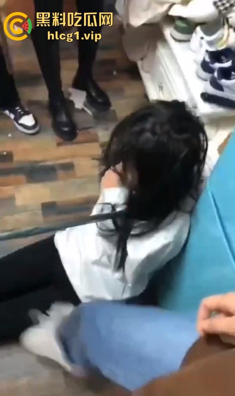 齐齐哈尔市甘南县16岁少女 【李鑫蕊】 遇围殴霸凌 用棍子打脸砸头 霸凌事件啥时候能停止啊!-8