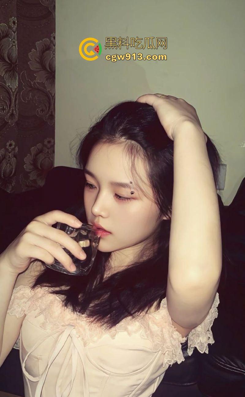 湖南唇钉反差小妹【刘语玮】调教视频曝光,性感唇钉示人,身材娇小,C杯酥胸勾魂,三根“JB”道具玩弄至高潮喷水!-2