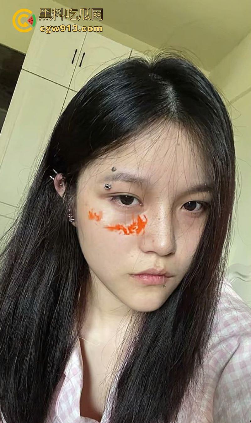 湖南唇钉反差小妹【刘语玮】调教视频曝光,性感唇钉示人,身材娇小,C杯酥胸勾魂,三根“JB”道具玩弄至高潮喷水!-3