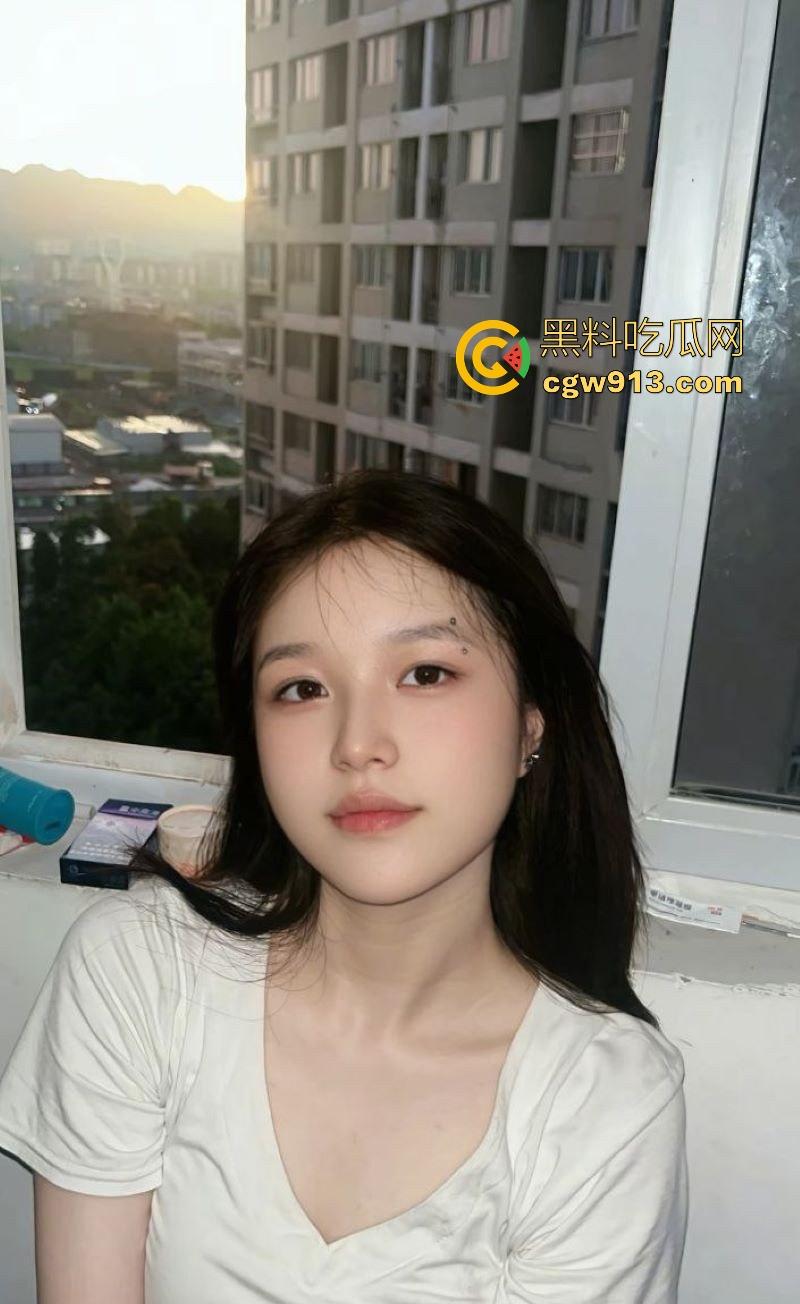 湖南唇钉反差小妹【刘语玮】调教视频曝光,性感唇钉示人,身材娇小,C杯酥胸勾魂,三根“JB”道具玩弄至高潮喷水!-4