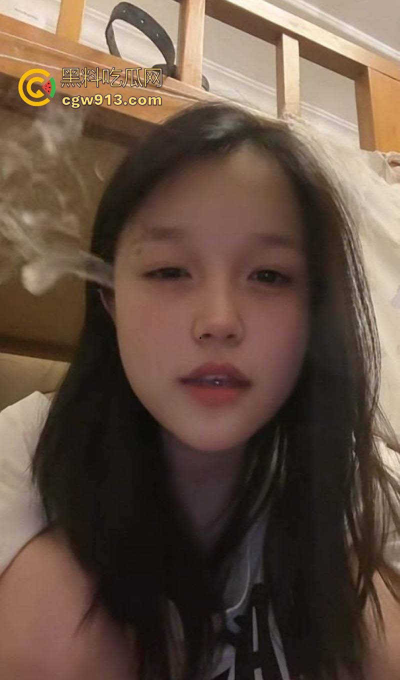 湖南唇钉反差小妹【刘语玮】调教视频曝光,性感唇钉示人,身材娇小,C杯酥胸勾魂,三根“JB”道具玩弄至高潮喷水!-5