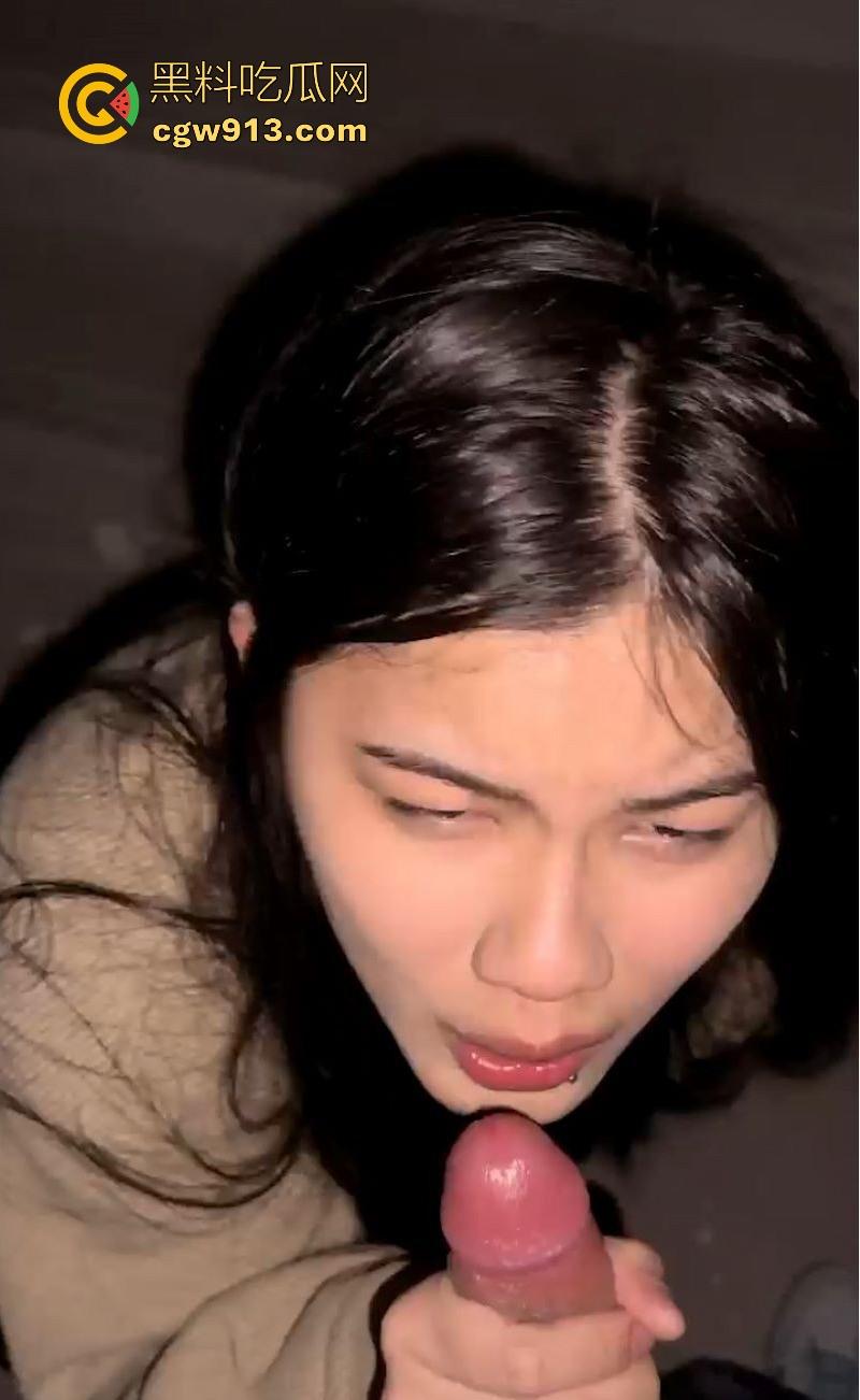 湖南唇钉反差小妹【刘语玮】调教视频曝光,性感唇钉示人,身材娇小,C杯酥胸勾魂,三根“JB”道具玩弄至高潮喷水!-7