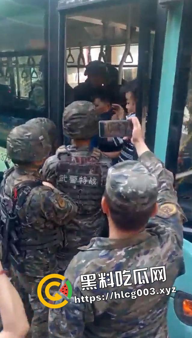 四川自贡37路公交车伤人现场 男子砍死司机挟持乘客 出动特警军队抓捕 满脸都是别人的血-3