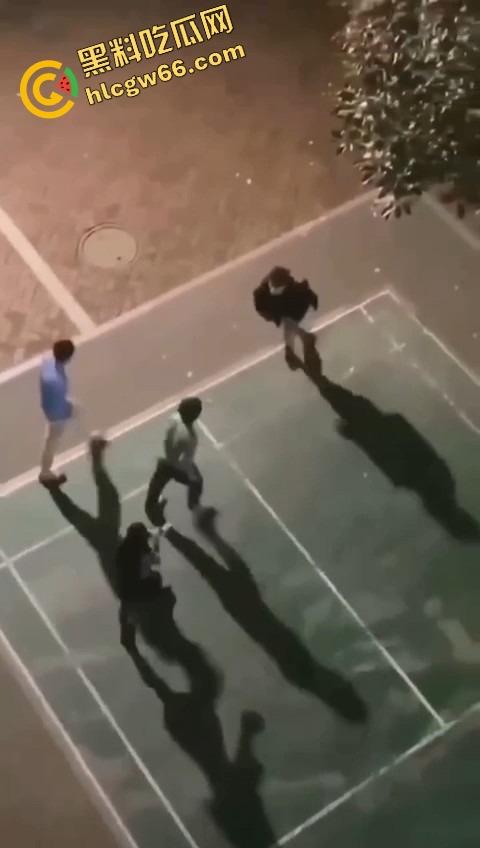 四川国际职业学院三舔狗为一个海后当街互殴,情敌互锤全员备胎,女主笑而不语继续约第4个!-5