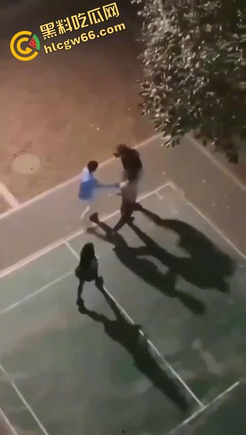 四川国际职业学院三舔狗为一个海后当街互殴,情敌互锤全员备胎,女主笑而不语继续约第4个!-6