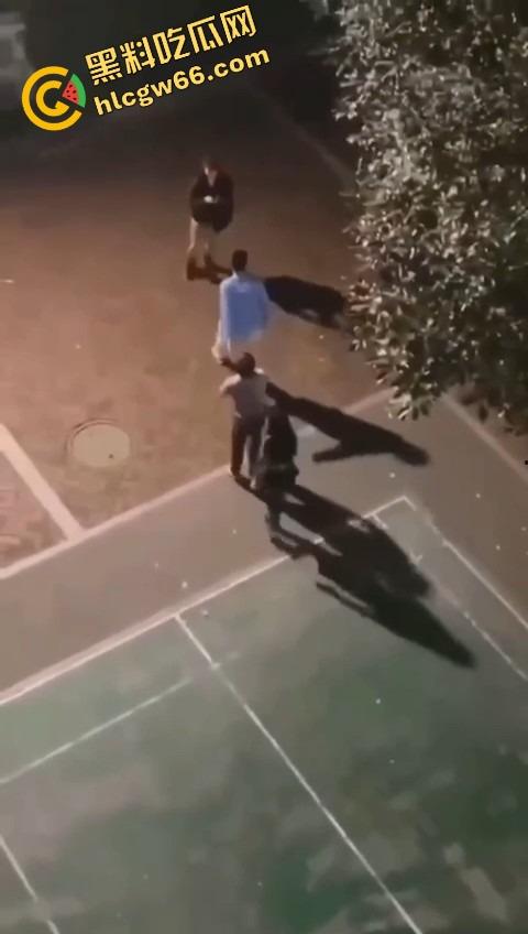 四川国际职业学院三舔狗为一个海后当街互殴,情敌互锤全员备胎,女主笑而不语继续约第4个!-7