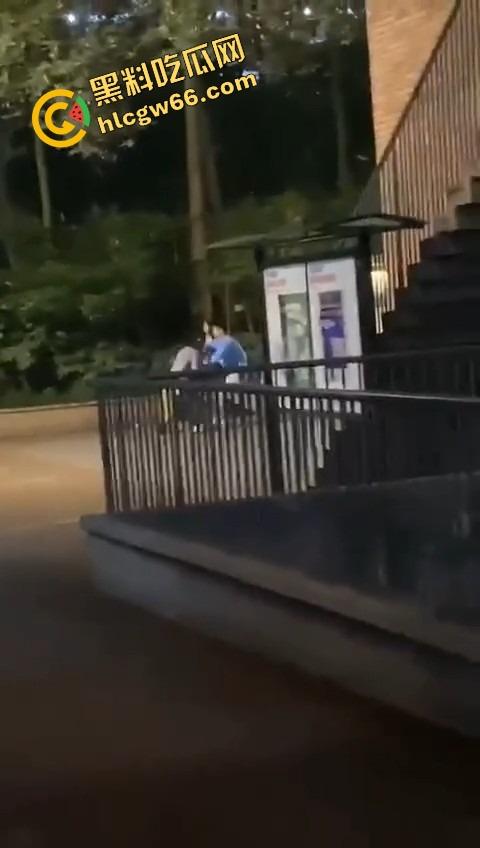 四川国际职业学院三舔狗为一个海后当街互殴,情敌互锤全员备胎,女主笑而不语继续约第4个!-12