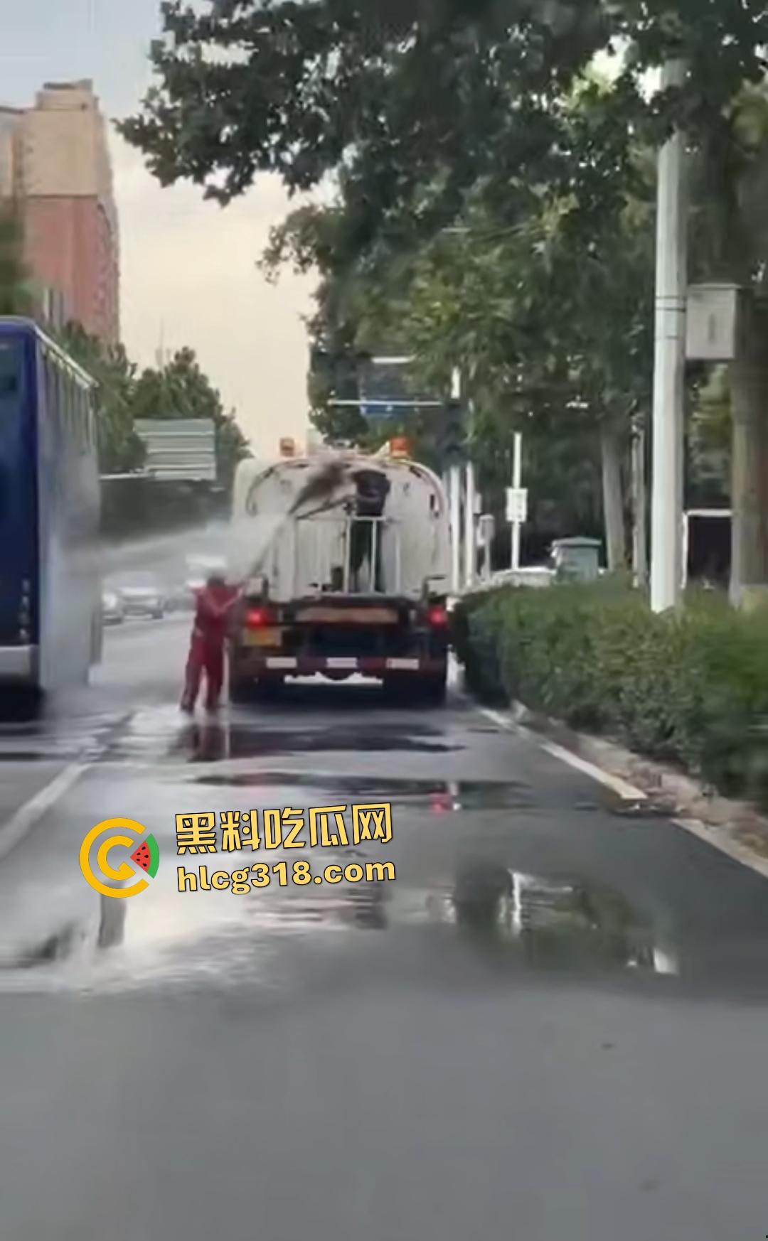 洒水车大哥大战环卫工人!水枪狂喷工人怒骂开打,农夫山泉大哥骑电动车围观喊“别浪费水”!-2