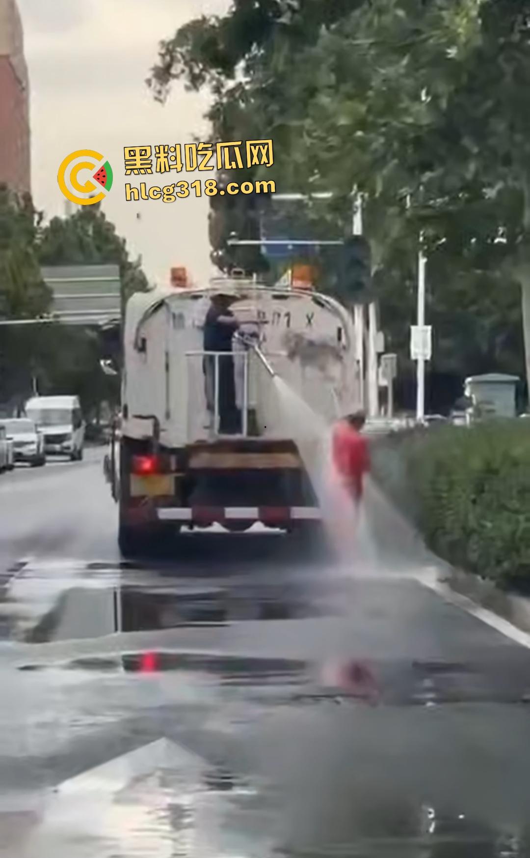 洒水车大哥大战环卫工人!水枪狂喷工人怒骂开打,农夫山泉大哥骑电动车围观喊“别浪费水”!-3