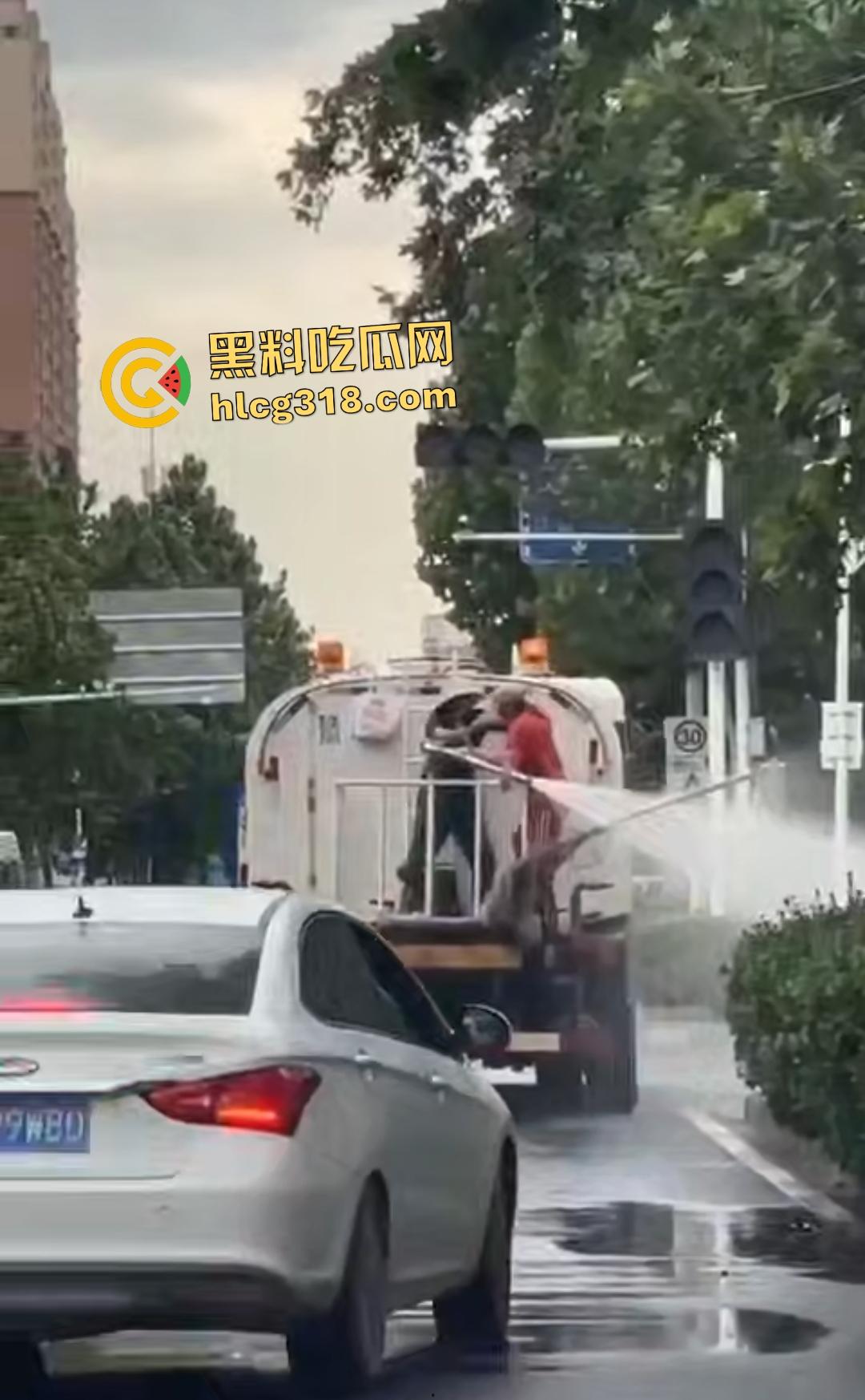 洒水车大哥大战环卫工人!水枪狂喷工人怒骂开打,农夫山泉大哥骑电动车围观喊“别浪费水”!-4