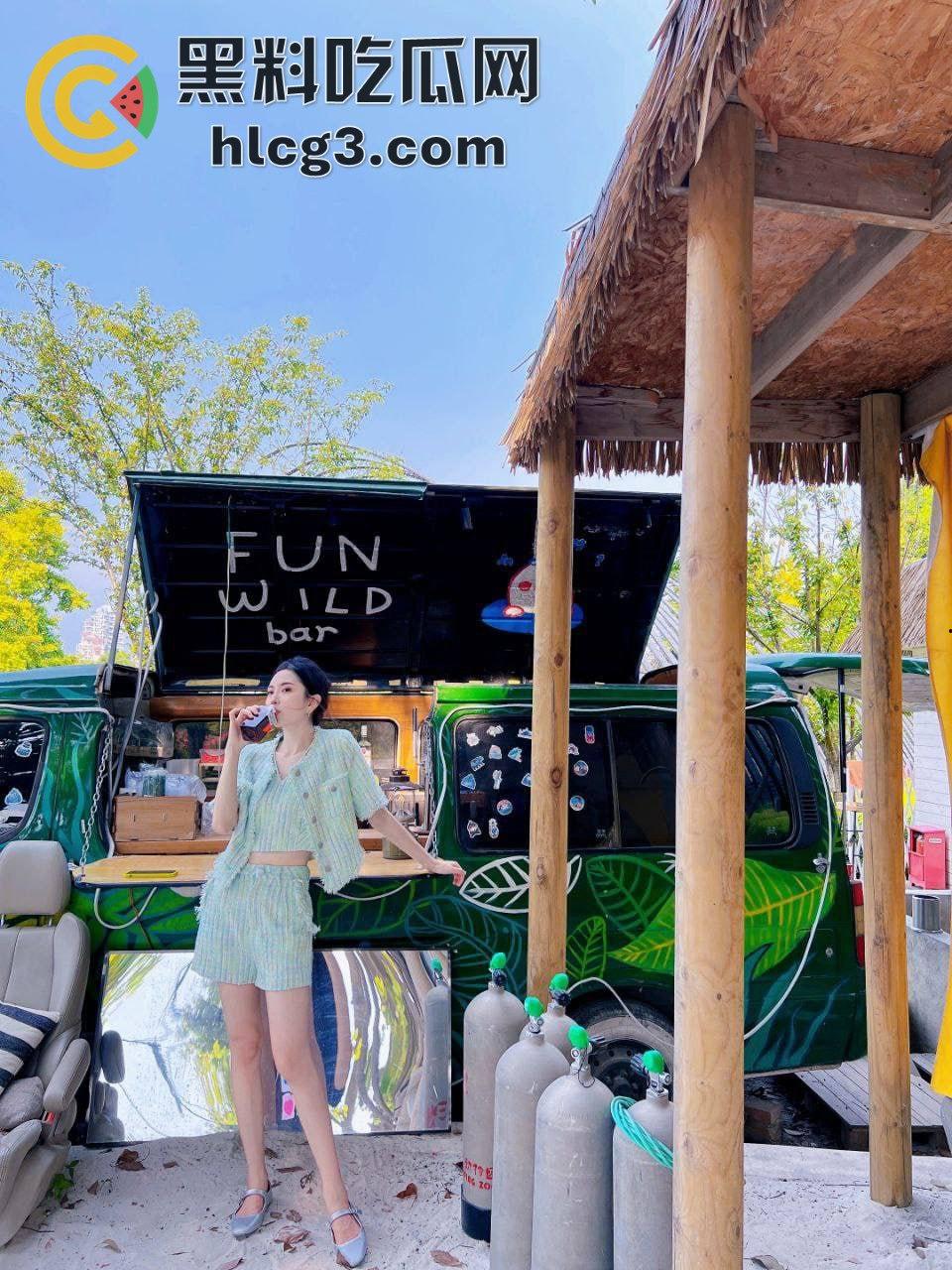 99年骚逼女神舔狗夜夜意淫，她却甘心跪地当金主脚下的狗，沸羊羊的梦想全是金主的现实！-7