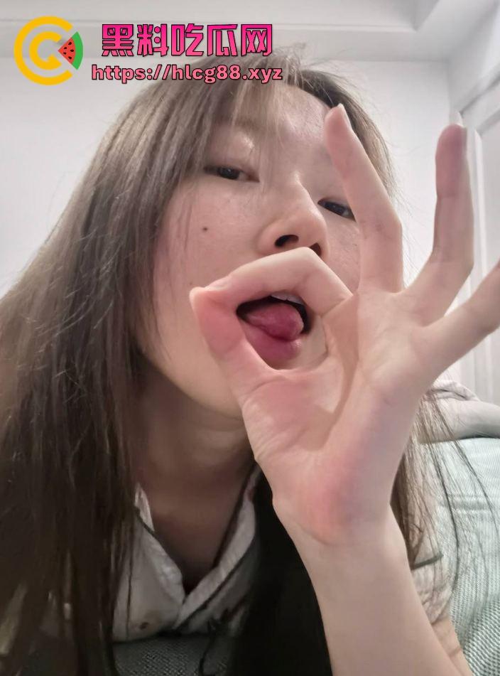 宁夏银川传媒骚婊『王思辉』网调露逼照撸爆鸡巴，寒假提双飞翻脸拉黑，母狗骚脸装纯还是真婊？-1