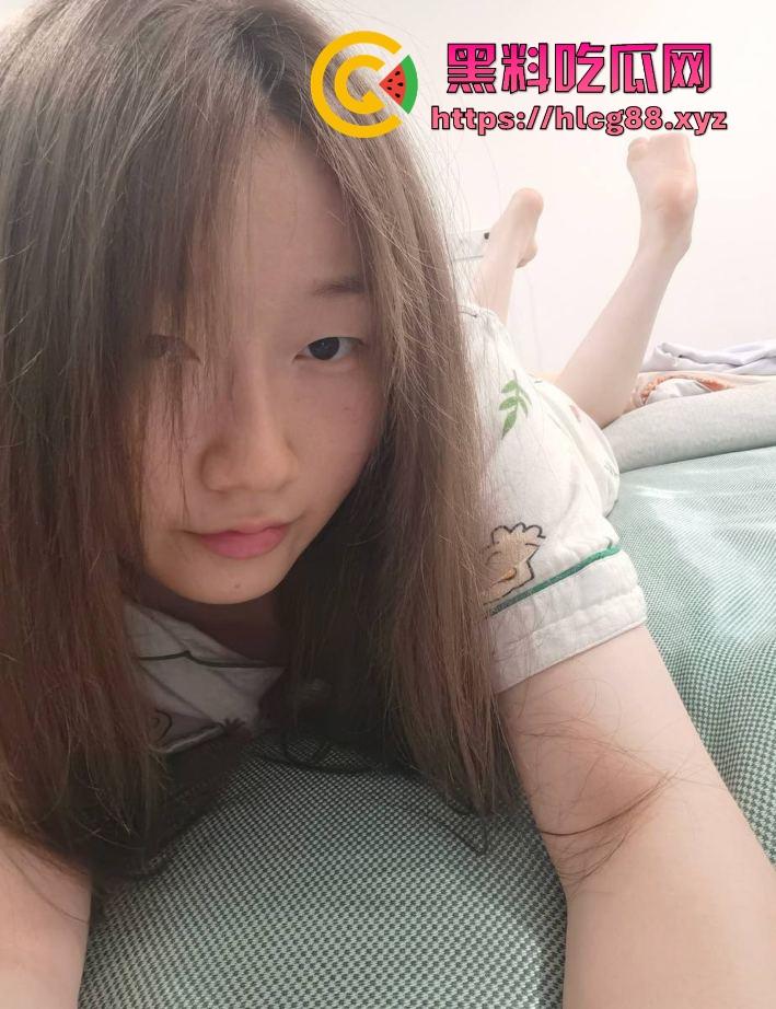 宁夏银川传媒骚婊『王思辉』网调露逼照撸爆鸡巴，寒假提双飞翻脸拉黑，母狗骚脸装纯还是真婊？-4