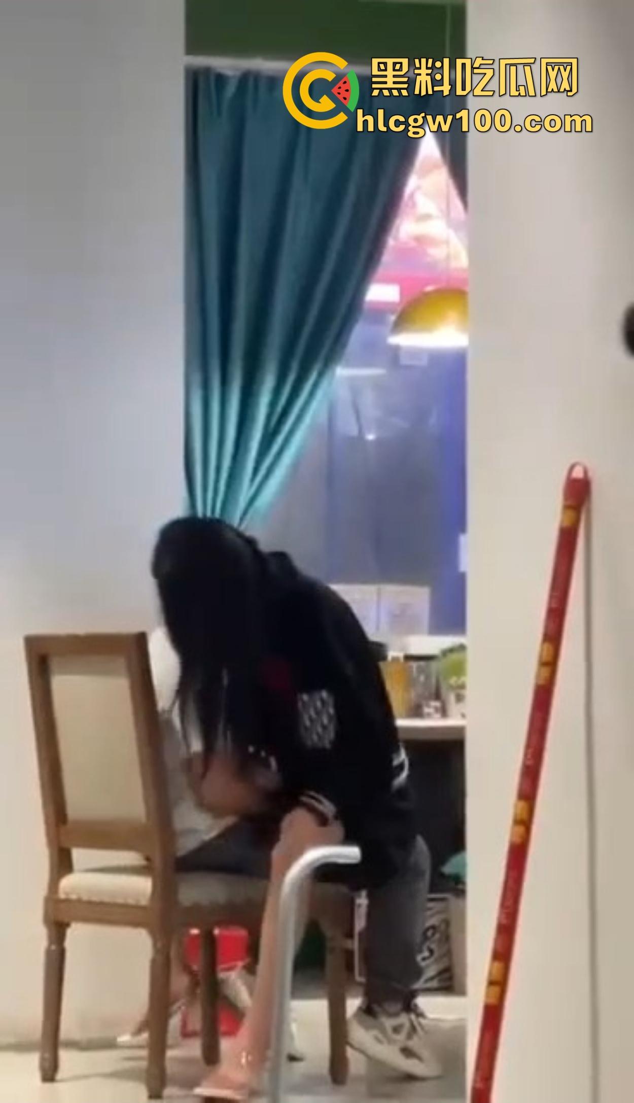 大哥吃饭也要抠B,大厅里极品骚货大长腿一骑逼就湿,大哥当场疯狂抠逼抠得手抽筋,旁边路过的老哥看呆掏出了纸!-6