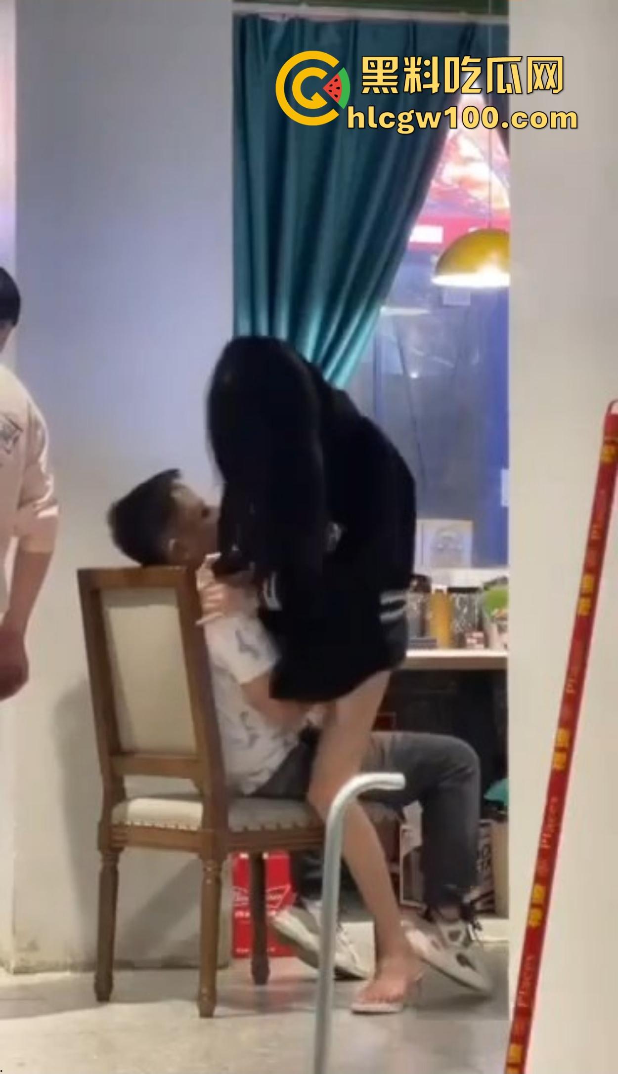 大哥吃饭也要抠B,大厅里极品骚货大长腿一骑逼就湿,大哥当场疯狂抠逼抠得手抽筋,旁边路过的老哥看呆掏出了纸!-11