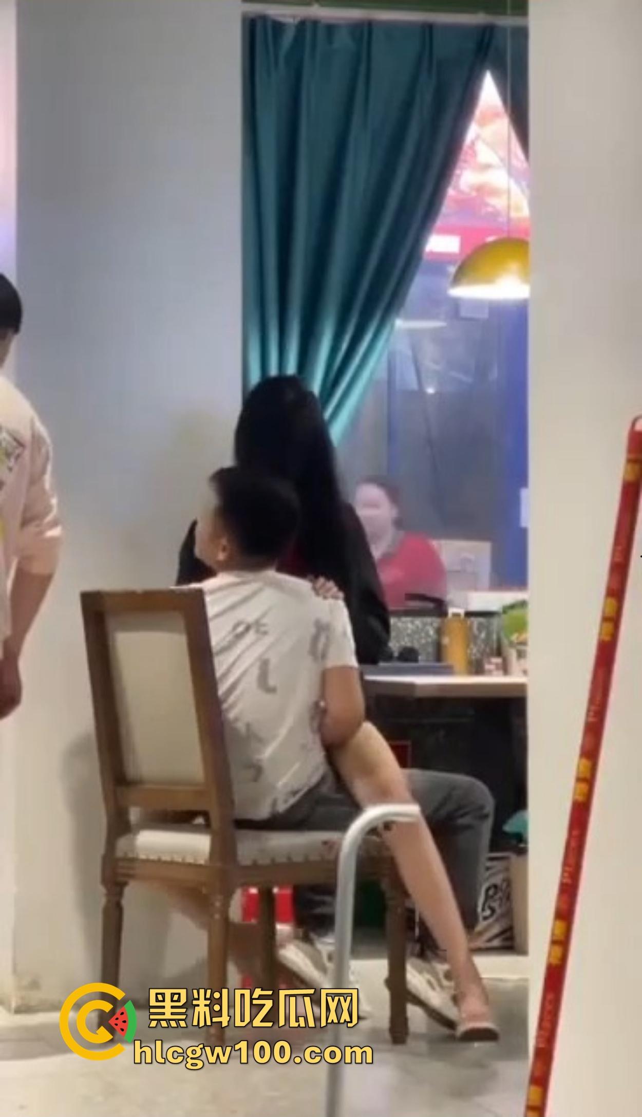 大哥吃饭也要抠B,大厅里极品骚货大长腿一骑逼就湿,大哥当场疯狂抠逼抠得手抽筋,旁边路过的老哥看呆掏出了纸!-12