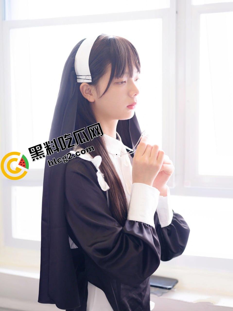 顶级网红罕见私拍 微博纯天然治愈系清纯美女 赤西夜夜 万元定制 露脸露点上演修女的诱惑-1