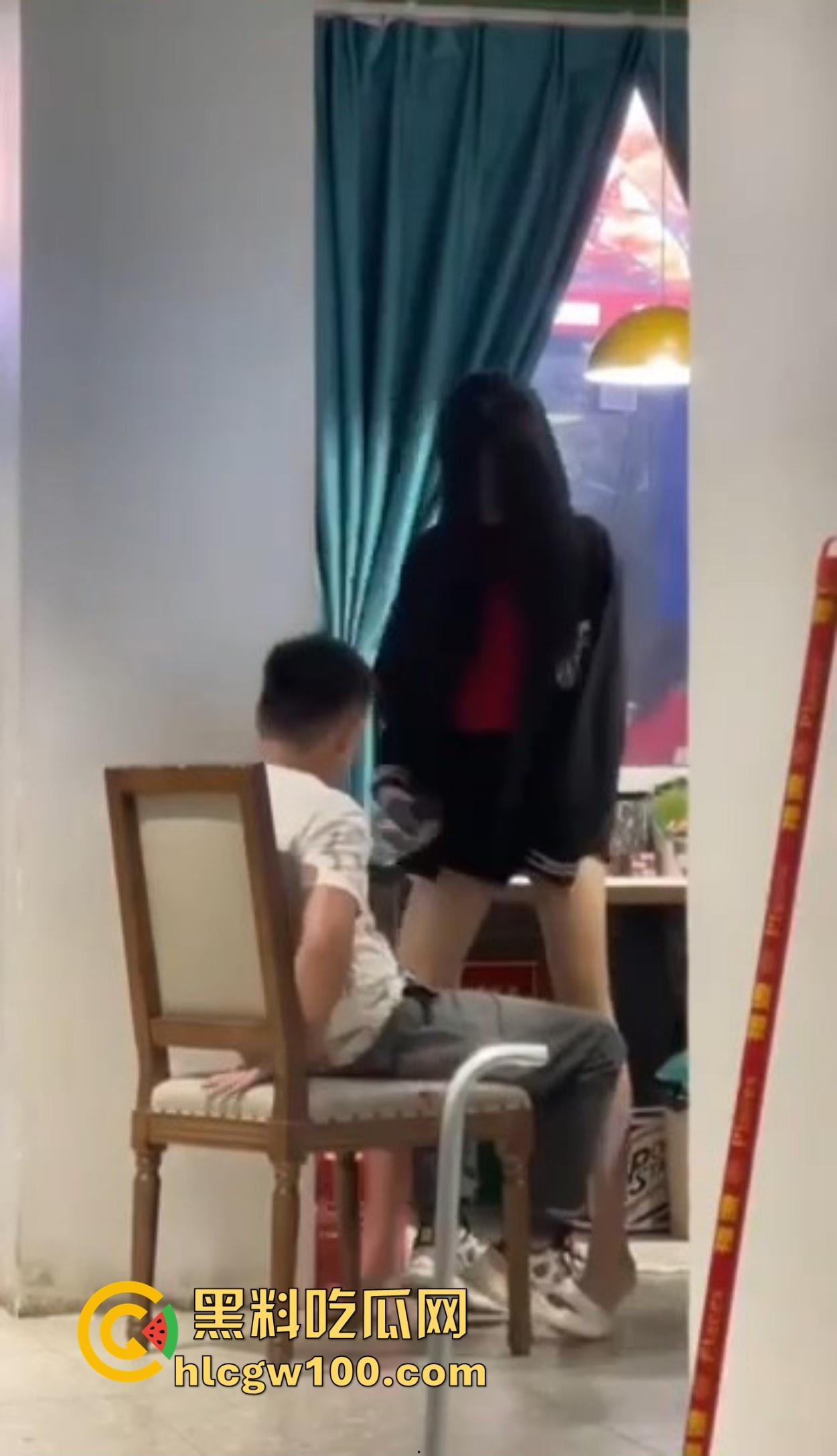 大哥吃饭也要抠B,大厅里极品骚货大长腿一骑逼就湿,大哥当场疯狂抠逼抠得手抽筋,旁边路过的老哥看呆掏出了纸!-14