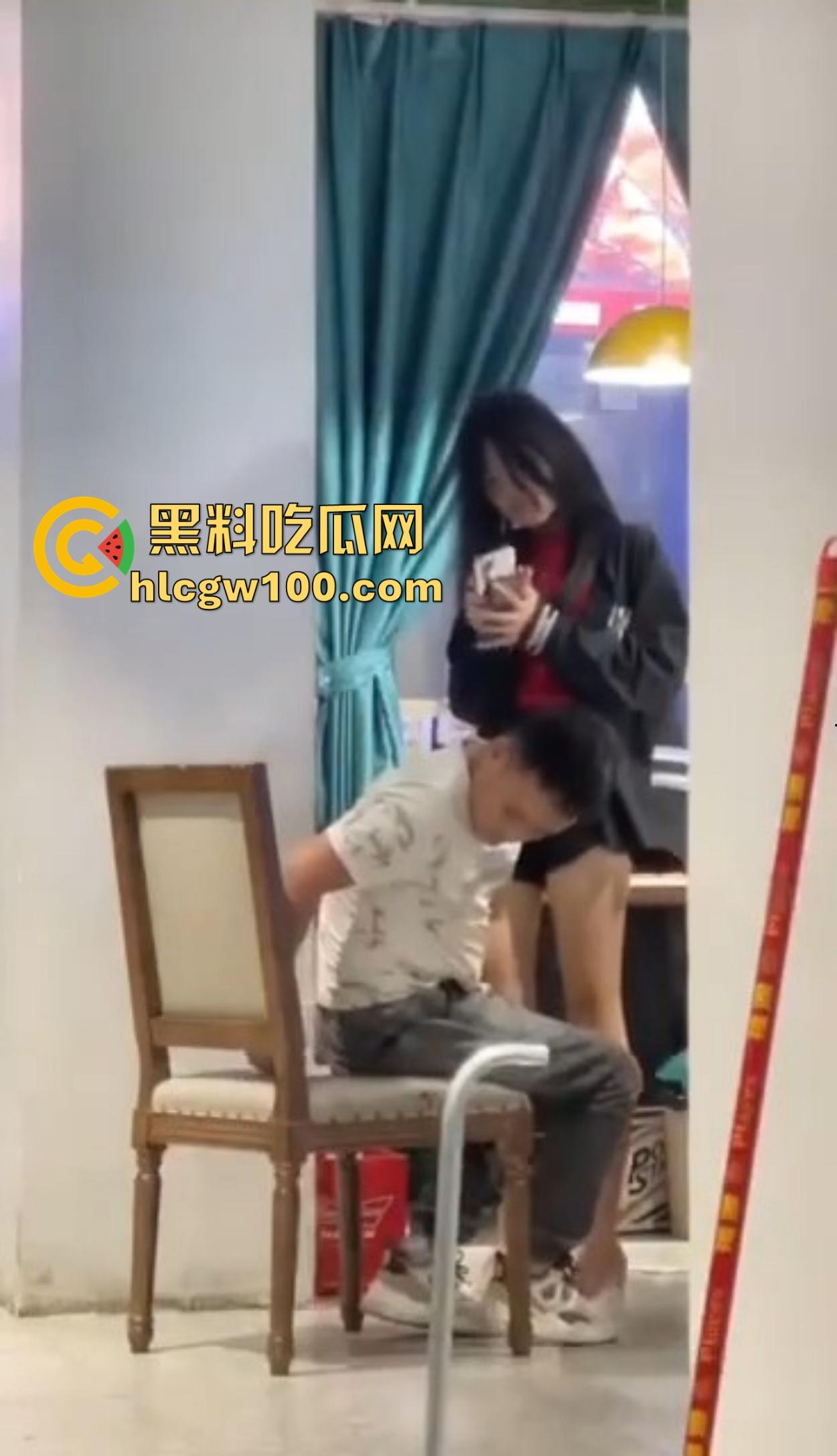 大哥吃饭也要抠B,大厅里极品骚货大长腿一骑逼就湿,大哥当场疯狂抠逼抠得手抽筋,旁边路过的老哥看呆掏出了纸!-15