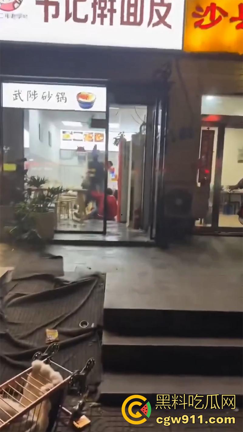 出轨的代价极度舒爽!河南许昌魏都区武陟砂锅店,男人发现老婆出轨后跟踪,用剪刀连捅老婆十几刀,谁敢指责就干谁!-1