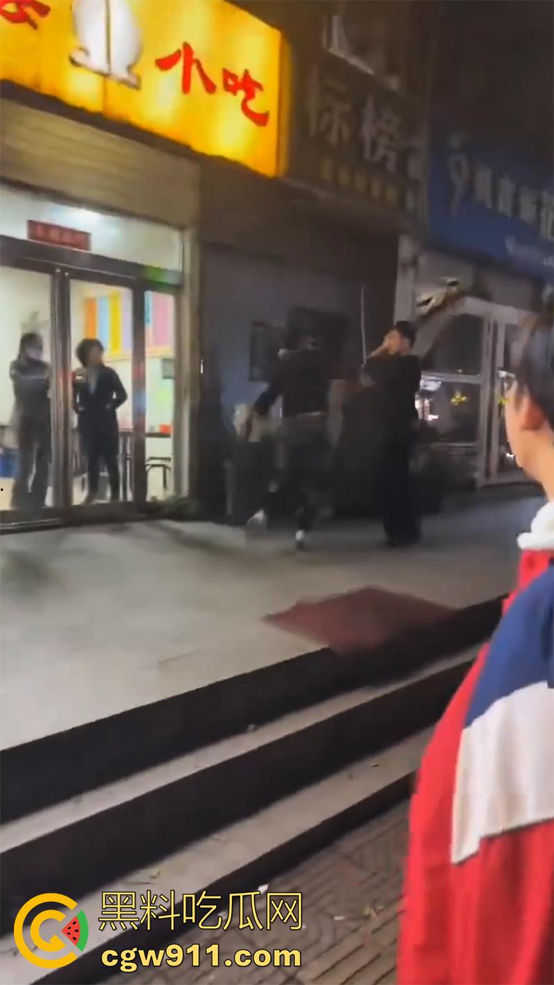 出轨的代价极度舒爽!河南许昌魏都区武陟砂锅店,男人发现老婆出轨后跟踪,用剪刀连捅老婆十几刀,谁敢指责就干谁!-4