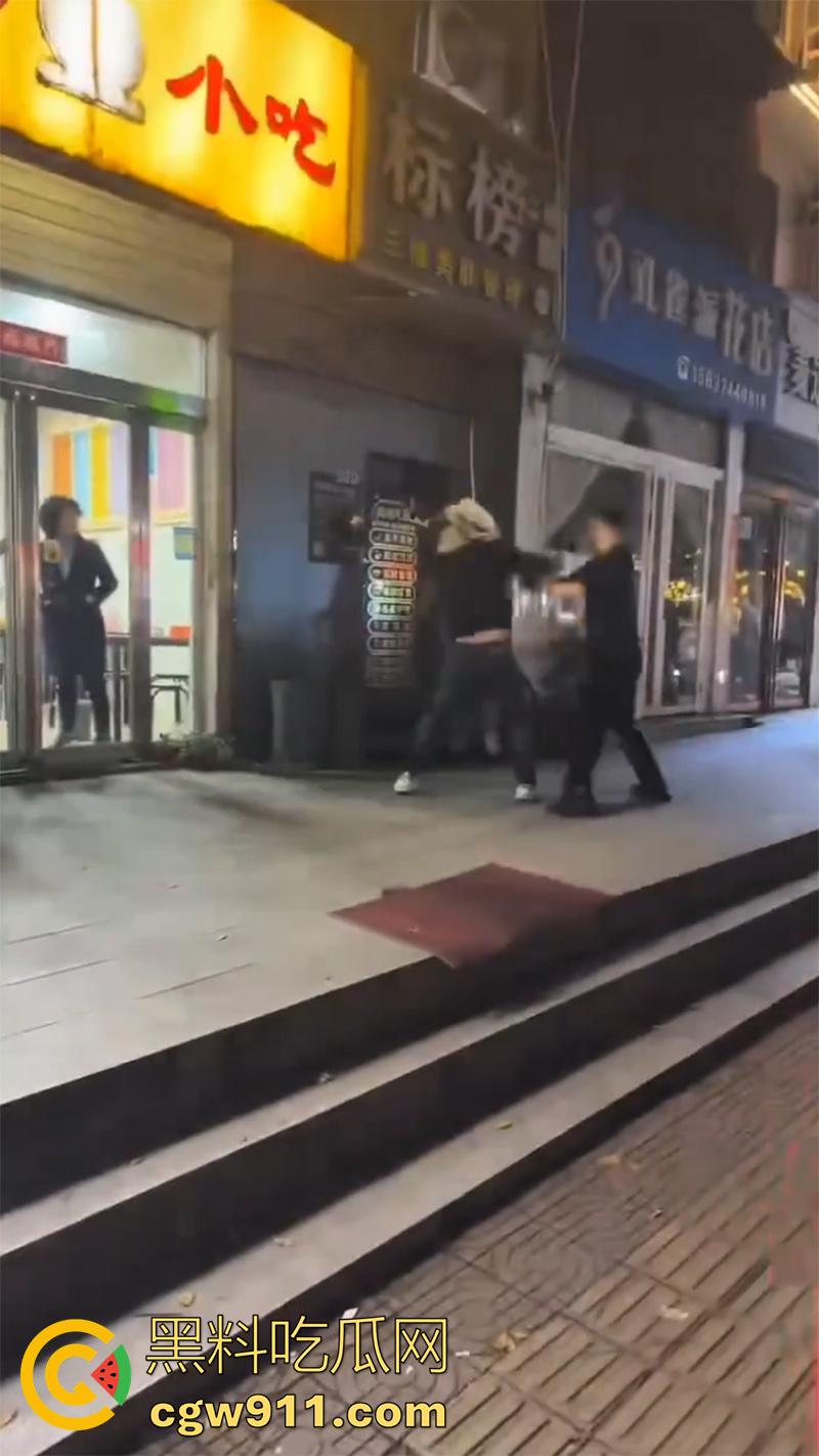 出轨的代价极度舒爽!河南许昌魏都区武陟砂锅店,男人发现老婆出轨后跟踪,用剪刀连捅老婆十几刀,谁敢指责就干谁!-5