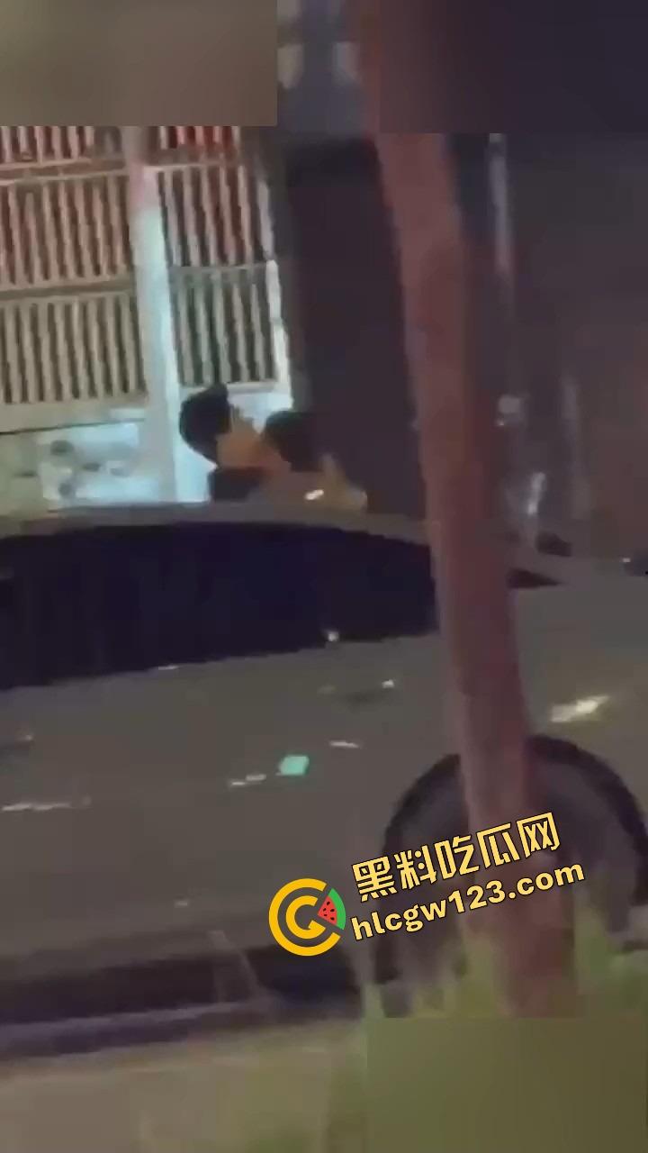 成都街头全裸游街，小仙女争吵气疯脱光逼毛迎风乱飘，路人目睹全程，男友吓跪喊妈！-1