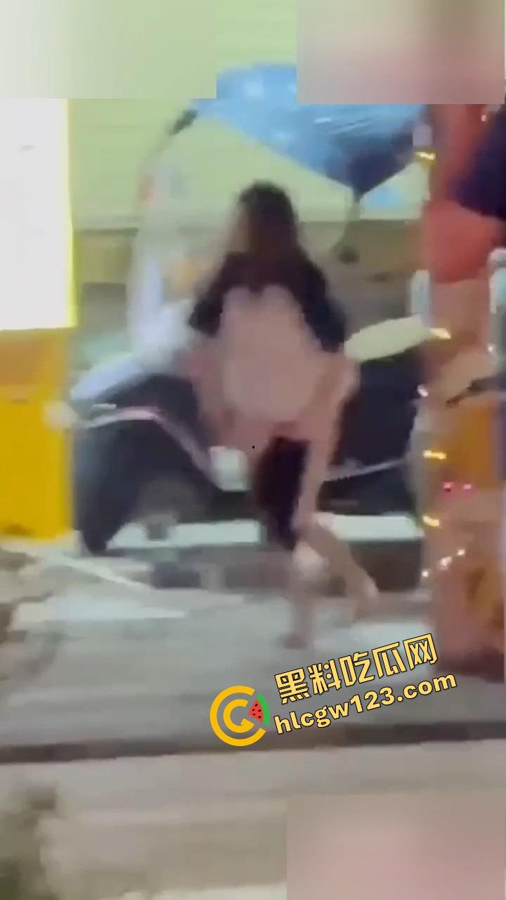 成都街头全裸游街，小仙女争吵气疯脱光逼毛迎风乱飘，路人目睹全程，男友吓跪喊妈！-5