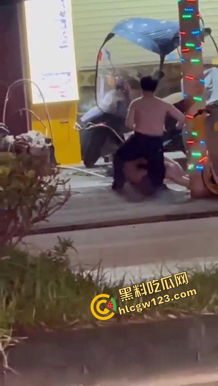 成都街头全裸游街，小仙女争吵气疯脱光逼毛迎风乱飘，路人目睹全程，男友吓跪喊妈！-8