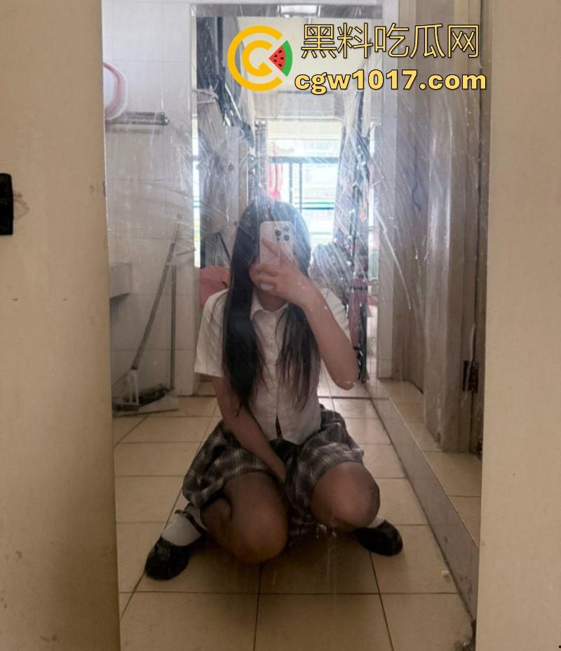 你的异地女友反差的一面！在你面前很慢热，在金主面前各种露逼诱惑，掀衣漏乳裙下春光乍现，白虎蜜穴湿漉漉！-1