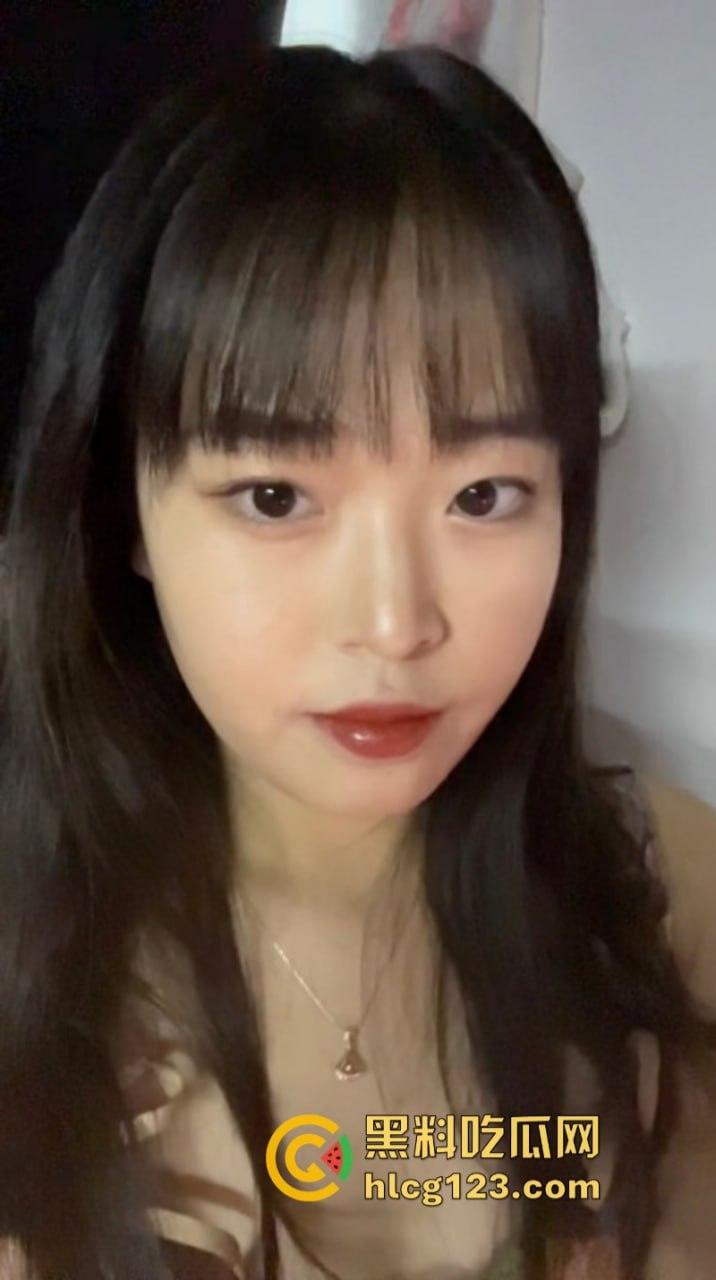 高质量露脸泄密【川音学院】21届声乐系学妹 朋友圈装纯私下约炮极度反差!-4