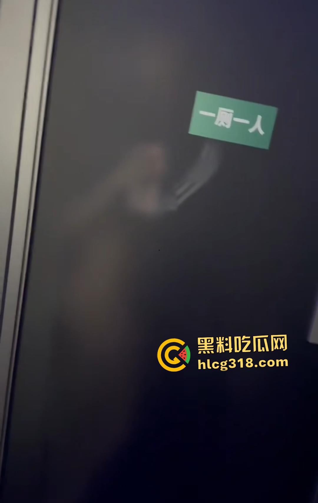 年轻狗男女酒吧厕所激情翻车!躲门后准备开干被拍照,安保竟敲门坏事,狗男女爽到一半直接萎缩!-3