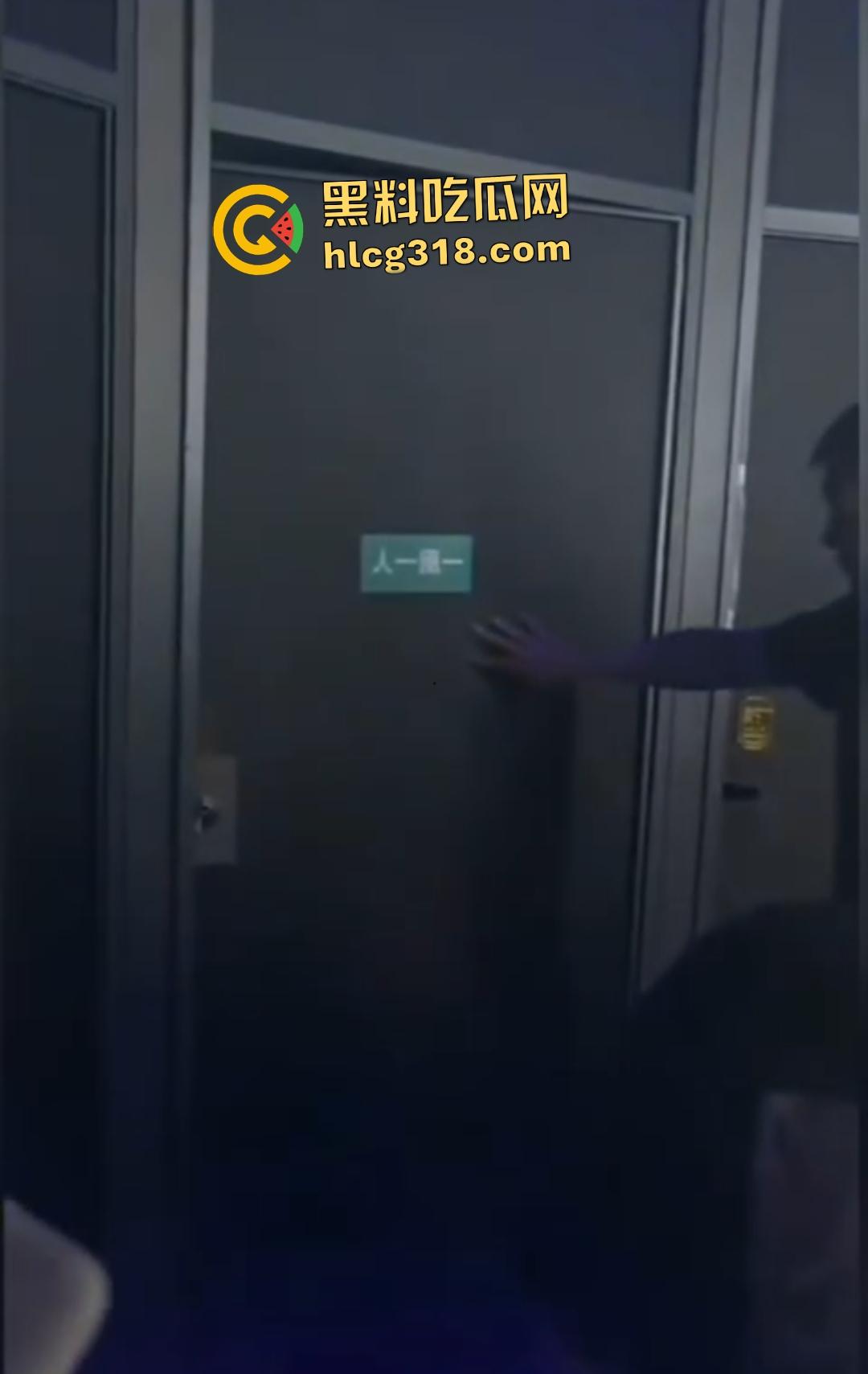 年轻狗男女酒吧厕所激情翻车!躲门后准备开干被拍照,安保竟敲门坏事,狗男女爽到一半直接萎缩!-6