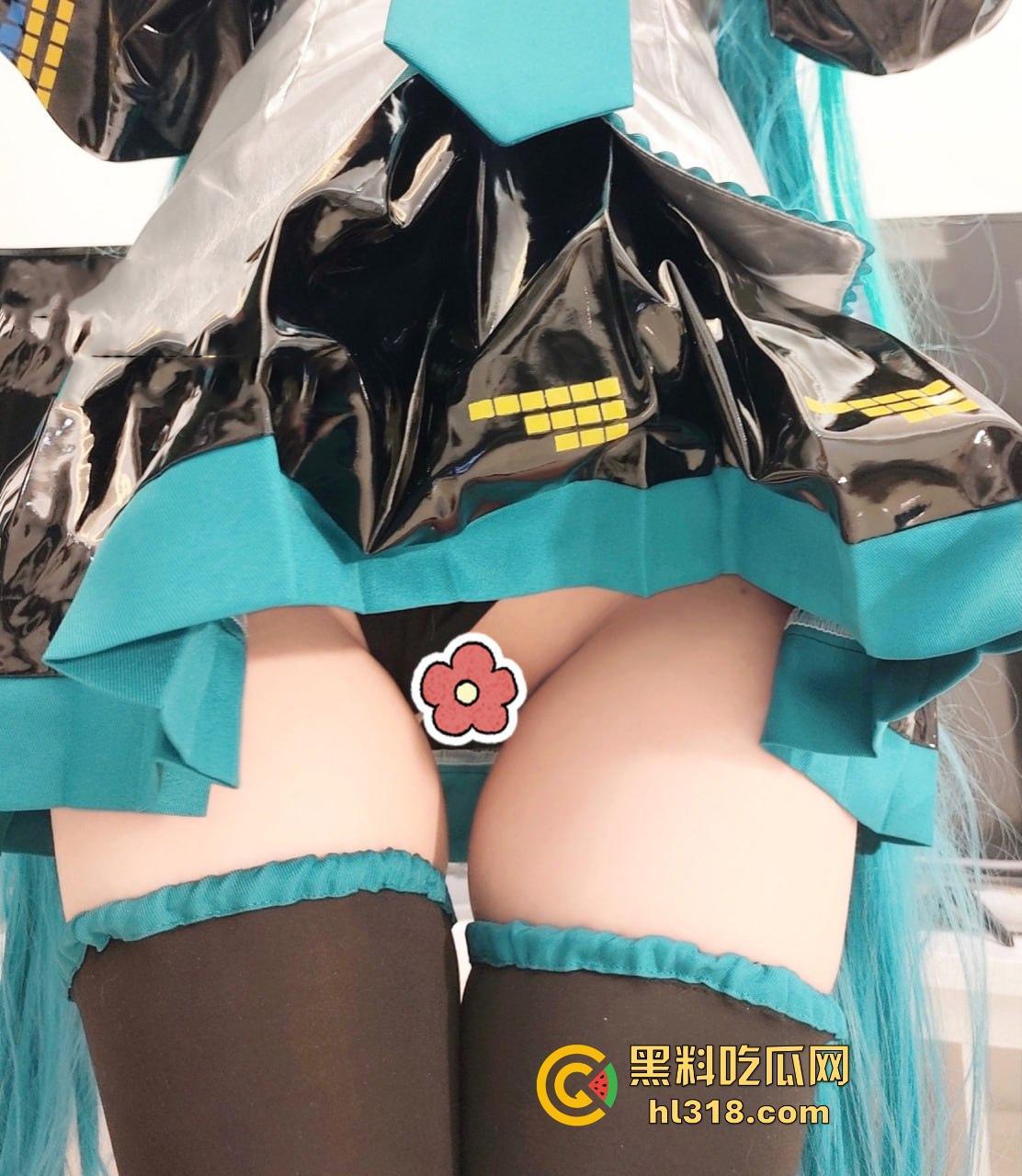 不用脱,要的就是初音未来!极品cosr私房约拍,拍完就地正法淫乱魅魔,镜前无套后入,吐舌头翻白眼极其淫荡!-3