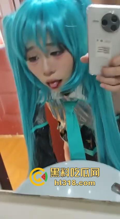 不用脱,要的就是初音未来!极品cosr私房约拍,拍完就地正法淫乱魅魔,镜前无套后入,吐舌头翻白眼极其淫荡!-6