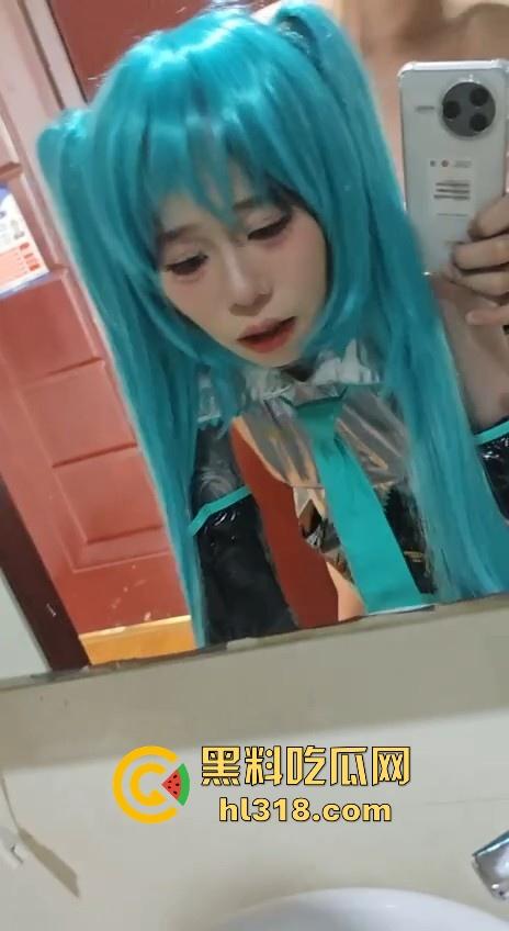 不用脱,要的就是初音未来!极品cosr私房约拍,拍完就地正法淫乱魅魔,镜前无套后入,吐舌头翻白眼极其淫荡!-7